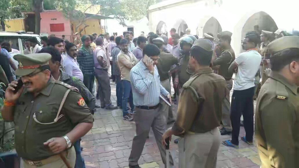 होली के मौके पर झांसी सदर बाजार थाने में आरएसएस व बीजेपी कार्यकर्ताओं ने जमकर हंगामा करते हुए की तोडफ़ोड़ 3 होली के मौके पर झांसी सदर बाजार थाने में आरएसएस व बीजेपी कार्यकर्ताओं ने जमकर हंगामा करते हुए की तोडफ़ोड़ | New India Times