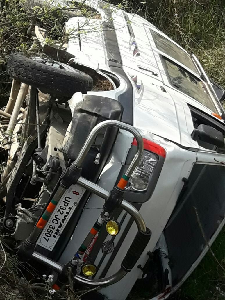 अनियंत्रित मारूती वैन खाई में गिरी, दो घायल, एक की हालत गंभीर | New India Times