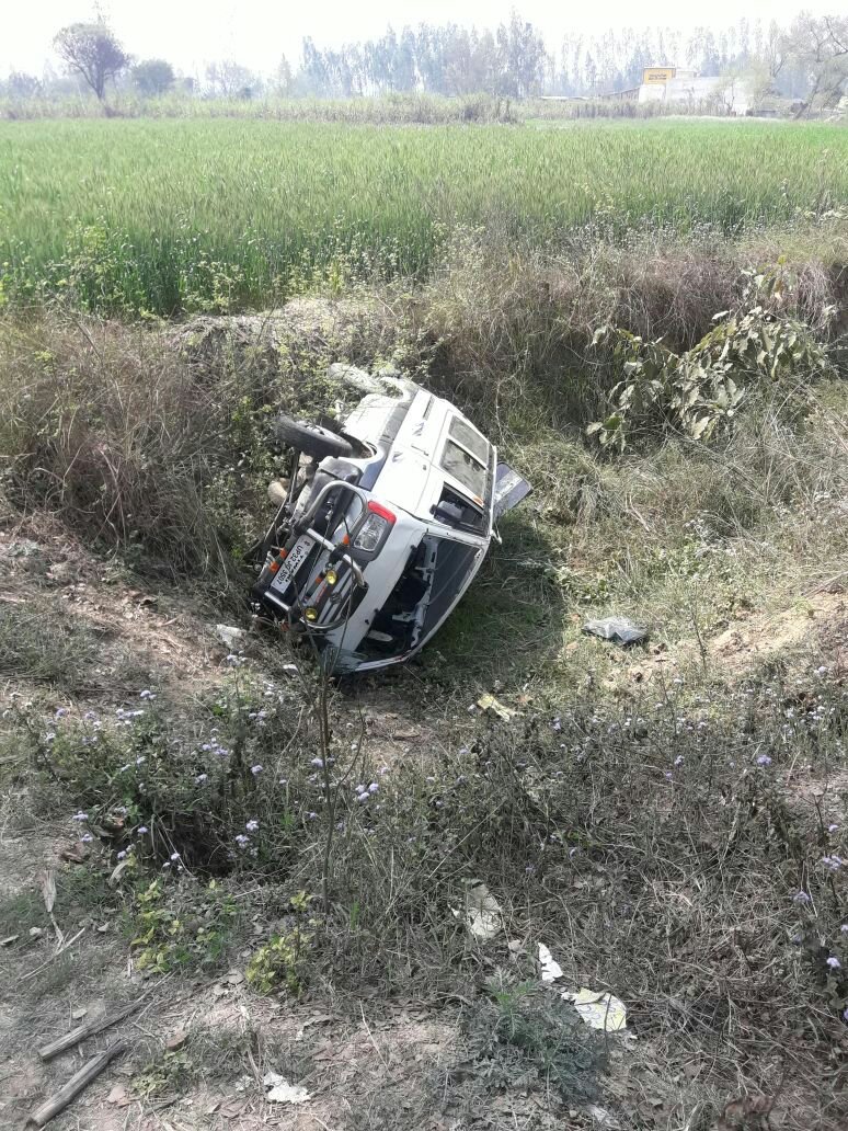 अनियंत्रित मारूती वैन खाई में गिरी, दो घायल, एक की हालत गंभीर | New India Times