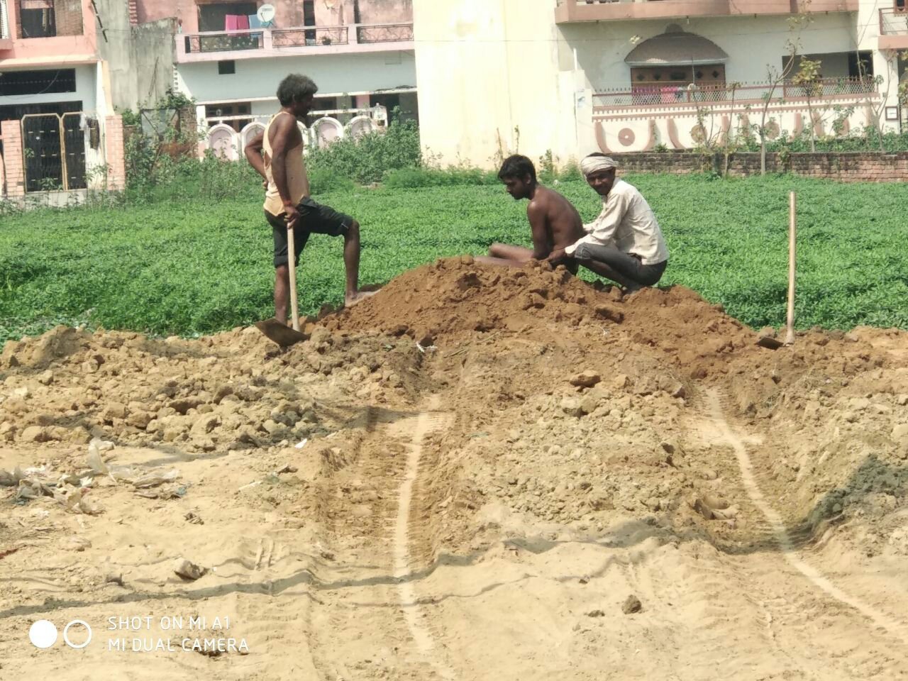 भूमाफिया कर रहे हैं तालाब पर अवैध कब्जा, अधिकारियों पर मिलीभगत का आरोप | New India Times