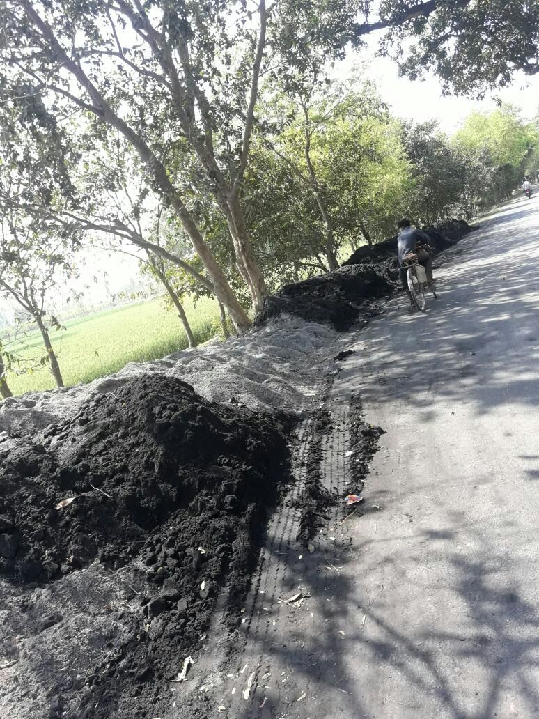 दुर्घटनाओं को दावत देती सड़क पर फैली हुई है प्रेसमेड  | New India Times