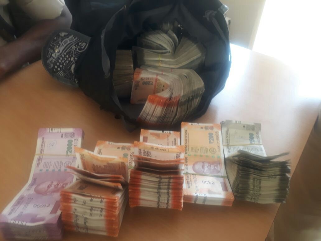 हवाला कारोबारी आया पुलिस शिकंजे में, 8.5 लाख रुपये कैश बरामद | New India Times