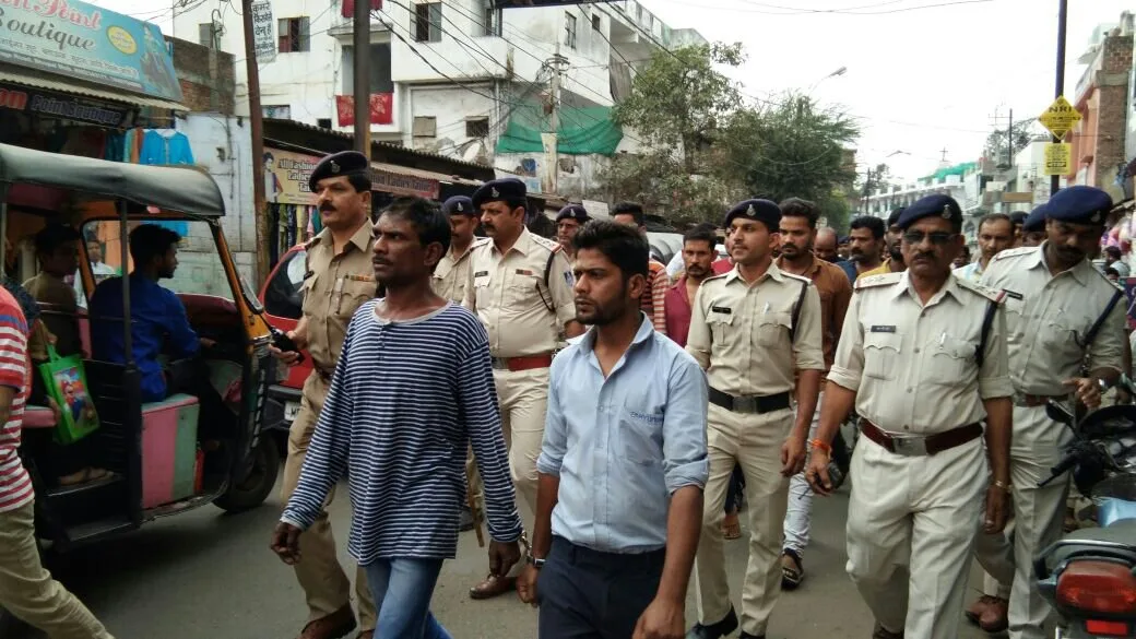 भोपाल पुलिस ने पुराने शहर के दो दर्जन से अधिक बदमाशों और मजनुओं का डीआईजी बंगले से गीतांजलि कॉलेज तक निकाला पैदल जूलूस | New India Times