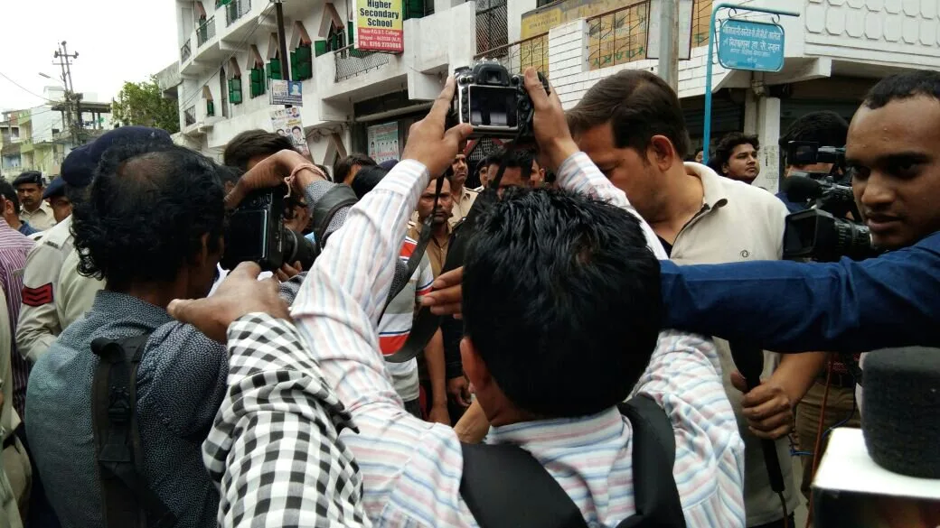 भोपाल पुलिस ने पुराने शहर के दो दर्जन से अधिक बदमाशों और मजनुओं का डीआईजी बंगले से गीतांजलि कॉलेज तक निकाला पैदल जूलूस | New India Times