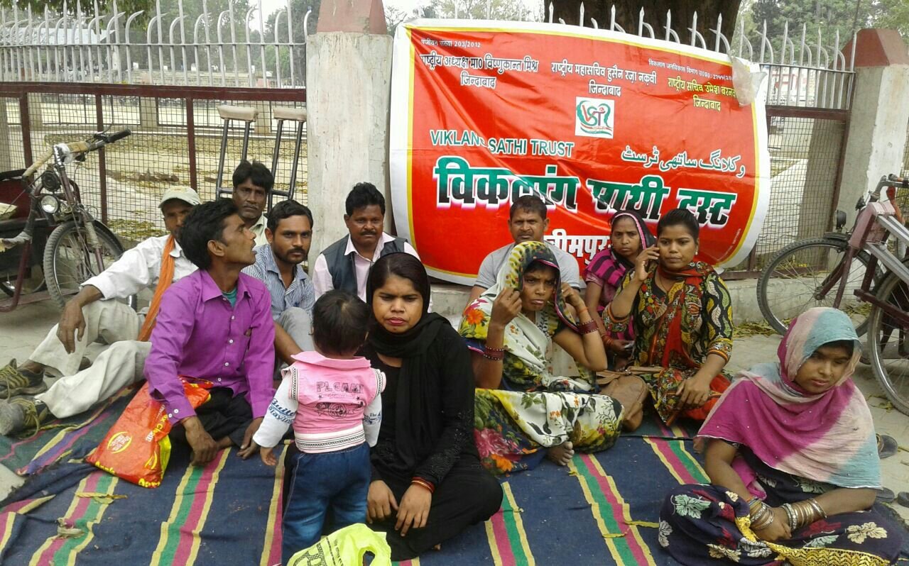 नाबालिग बच्ची से हुई छेड़छाड़ के आरोपी पर कार्रवाई की मांग को लेकर दिव्यांग साथी ट्रस्ट ने किया धरना प्रदर्शन | New India Times