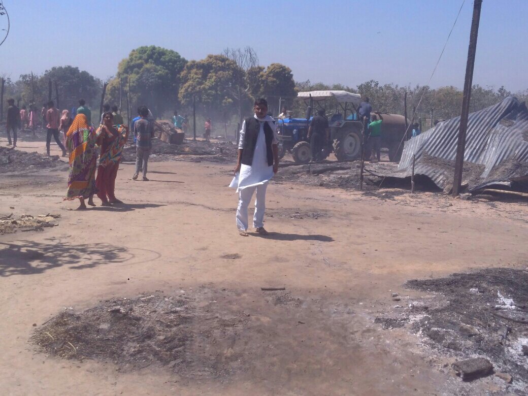 एक बार फिर जल कर राख हो गई दिलावर नगर में बनी गरीबों की झोपड़ियां, लगभग दो पूर्व भी लग चुकी है आग | New India Times