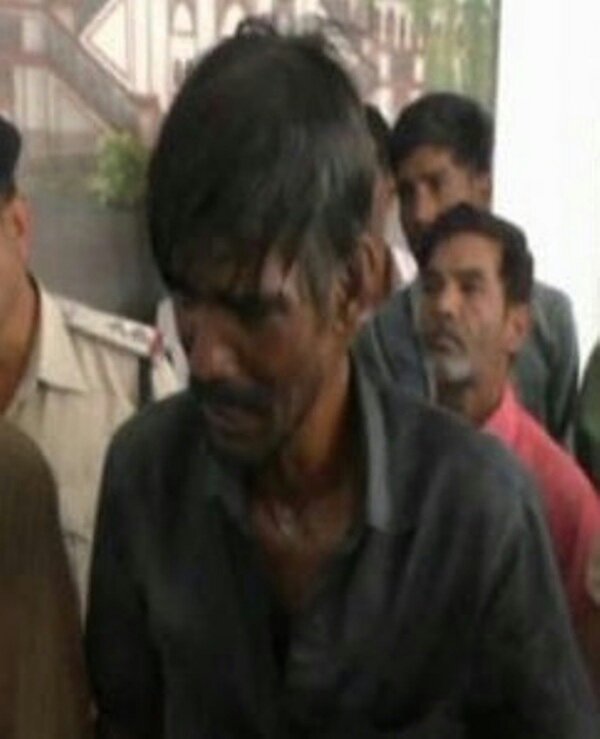 कलेक्टर की जनसुनवाई के दौरान मांगें पूरी न होने पर एक व्यक्ति ने कलेक्टर के सामने मिट्टी का तेल डालकर की आत्महत्या की कोशिश | New India Times