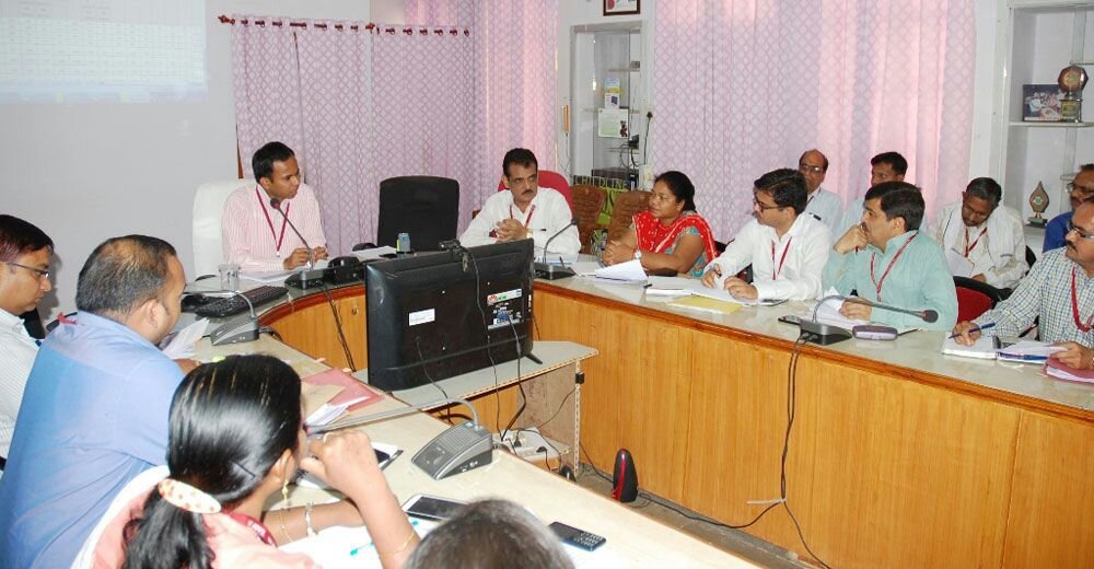 कटनी कलेक्टर ने राजस्व अधिकारियों के साथ की समीक्षा बैठक | New India Times