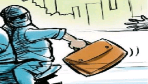 सीतापुर जिला के हरगांव में दिन दहाड़े हुई हजारों रूपये की लूट | New India Times