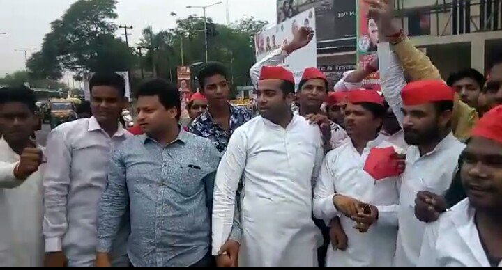 मुख्यमंत्री योगी आदित्यनाथ के झांसी आगमन पर सपाईयों ने 'योगी वापस जाओ' के लगाए नारे | New India Times