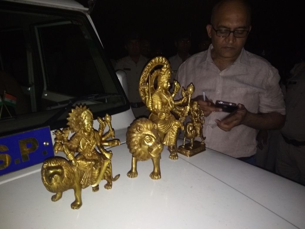 टीकमगढ जिले के एक मंदिर में अज्ञात असामाजिक तत्वों ने की तोडफोड, अपर पुलिस अधीक्षक सुरेंद्र जैन ने पुजारी को सौंपी नई पीतल की मूर्तियां | New India Times