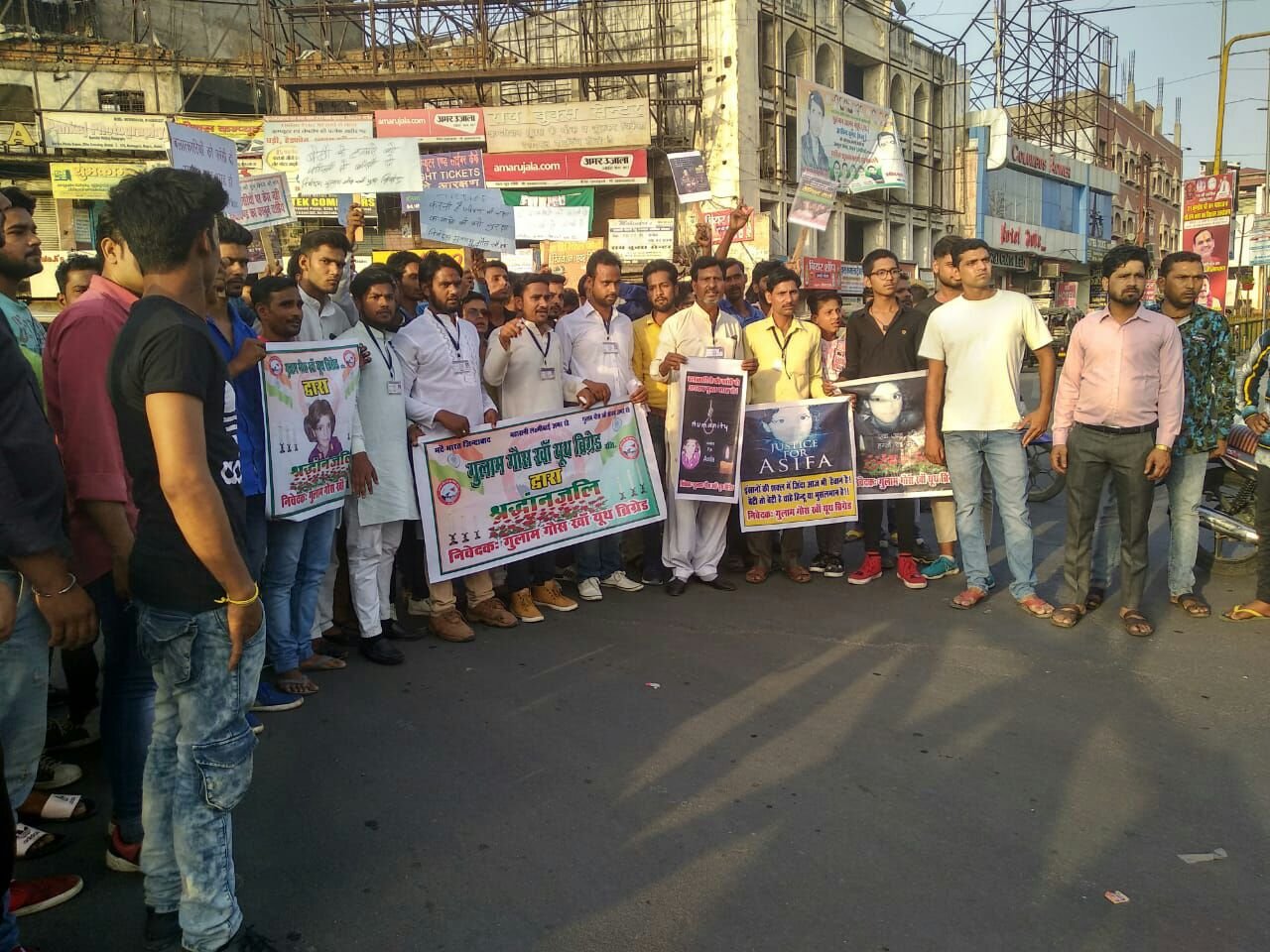 आसिफा के मुल्जिमों को फांसी की मांग: झाँसी नगर में गुलाम गौस खॉ यूथ ब्रिगेड के तत्वाधान में गोविंद चौराहे से किया गया पैदल कैंडल मार्च | New India Times