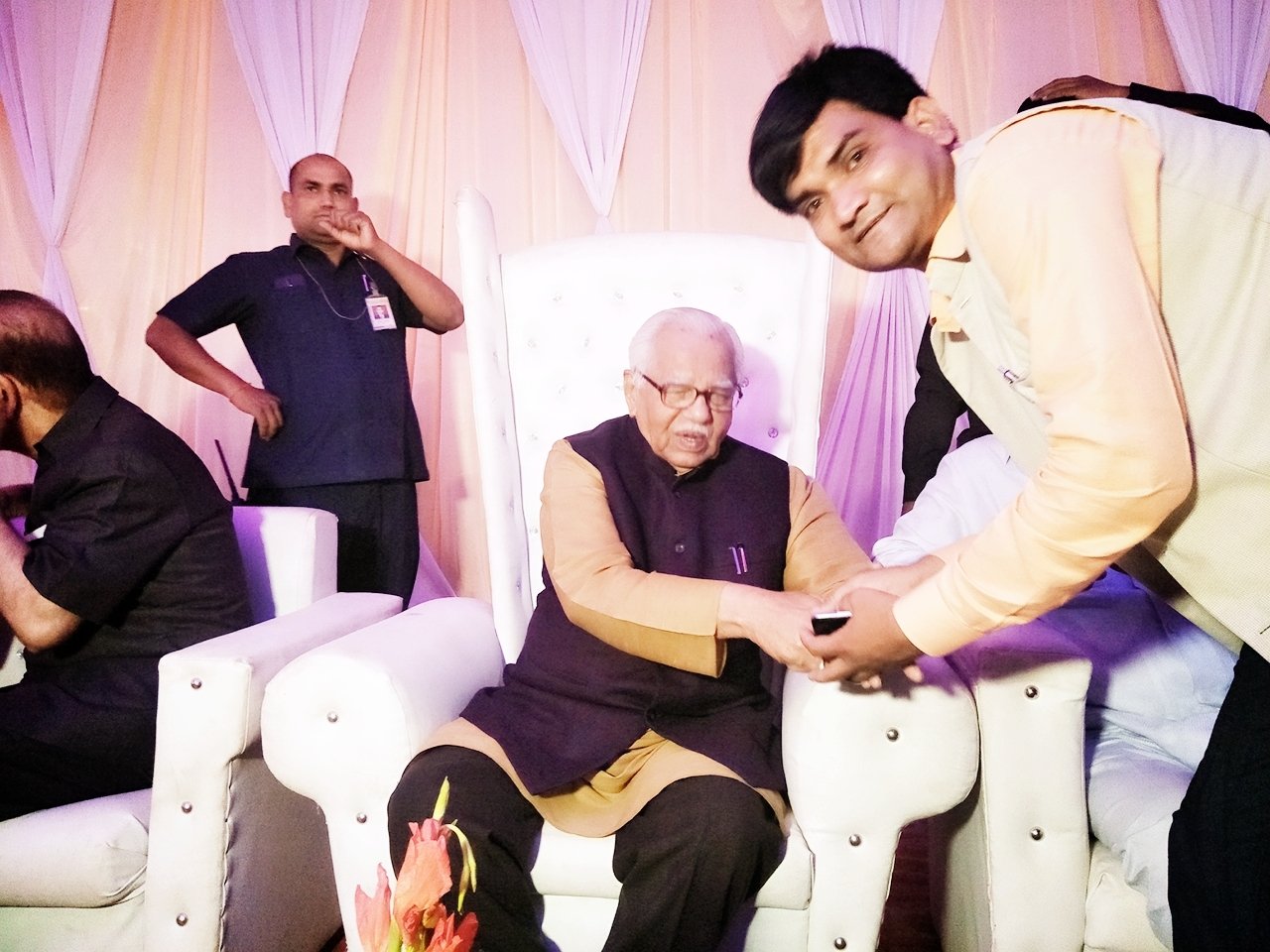 उत्तर प्रदेश के राज्यपाल श्री राम नाईक से पत्रकार जावेद हसन अंसारी ने मुलाकात कर बुनकरों व किसानों की समस्याओं से कराया अवगत | New India Times