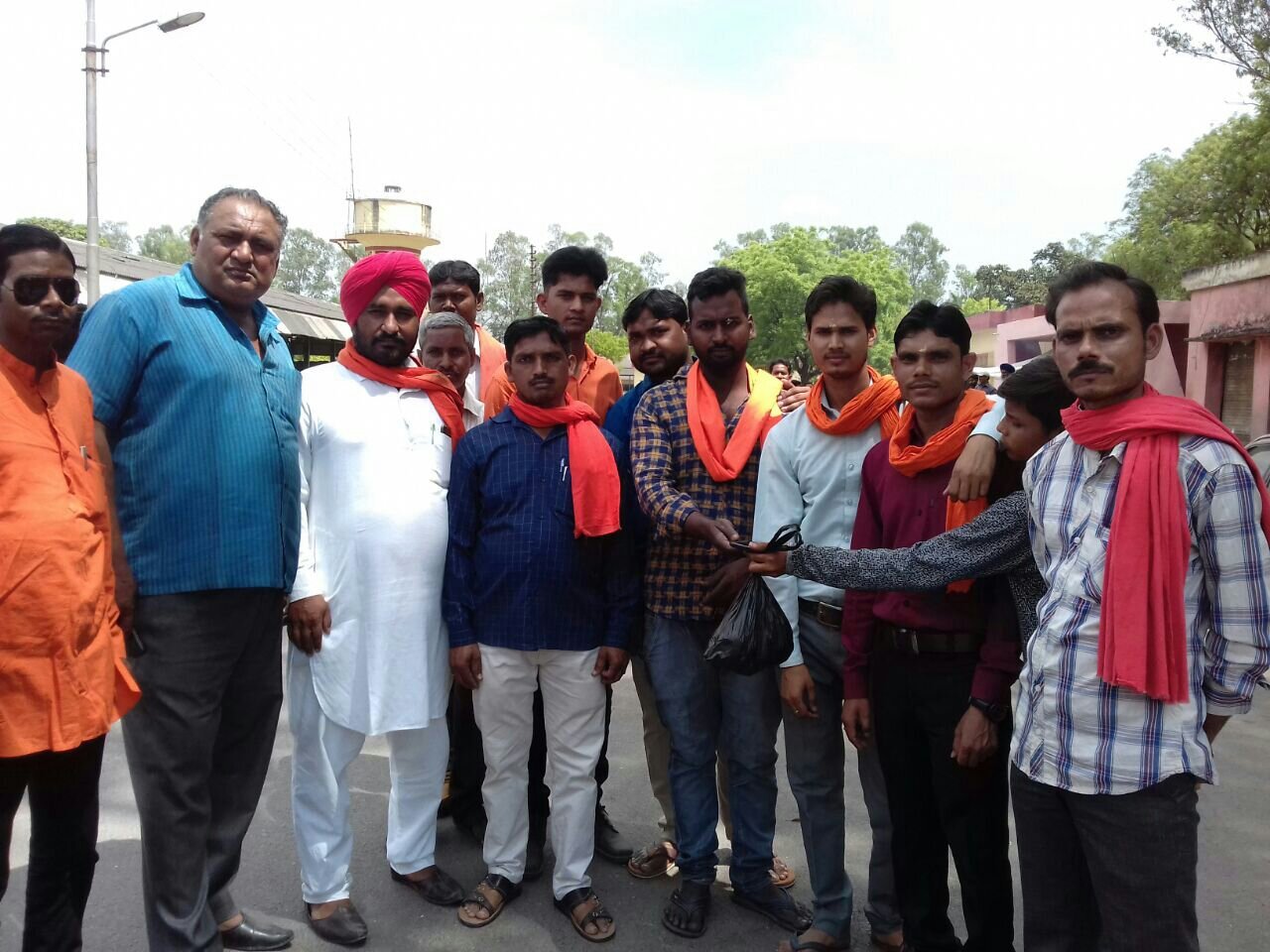 हिन्दू युवा वाहिनी के पदाधिकारियों ने गेहूं क्रेय केन्द्र का किया औचक निरीक्षण, सामने आया किसानों के साथ धोखाधडी का मामला | New India Times