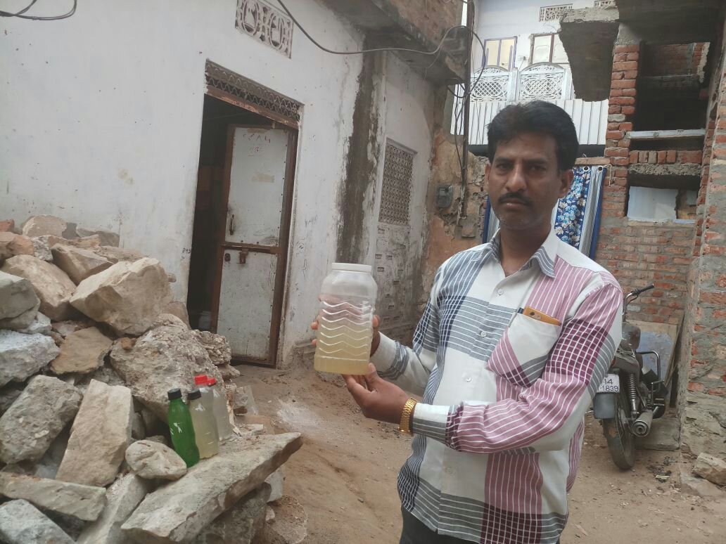 जलदाय विभाग की लापरवाही से घरों में आ रहा है गंदा पानी, गंदे पानी के सेवन से रहिवासी हो रहे हैं बीमार | New India Times