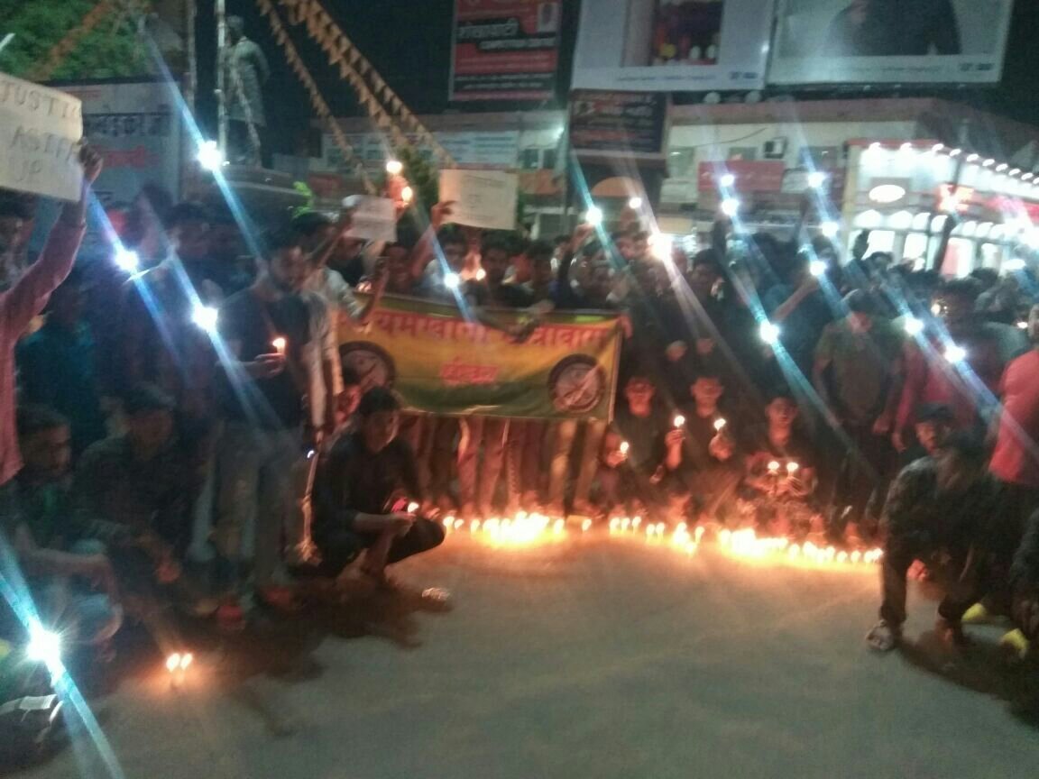 बलात्कारियों को फांसी देने की मांग को लेकर सीकर में किया गया कैंडल मार्च | New India Times