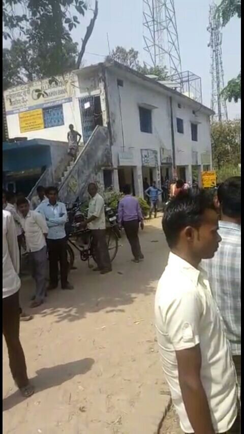 इलाज के लिए बैंक से पैसे निकालने गये बुजुर्ग की बैंक के सामने तडप तपड कर हुई मौत, गरीब बुजुर्ग मरीज पर फिर भी बैंक कर्मियों को नहीं आया रहम | New India Times