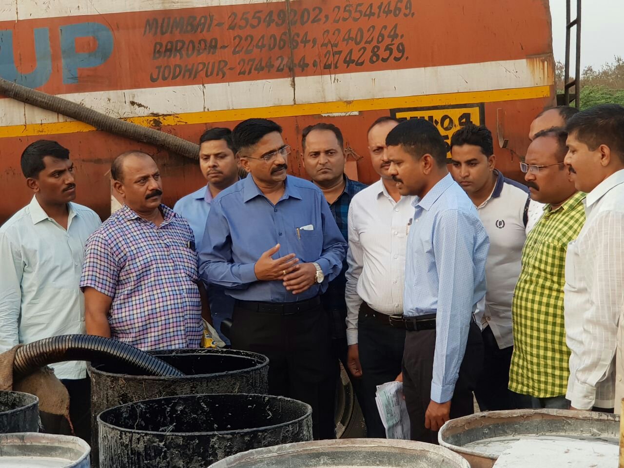 बिलाड़ी के पास नकली डामर बनाने के प्लांट का पर्दाफाश, तीन आरोपी गिरफ्तार, 20 से 25 लाख रुपये के अवैध माल का जखीरा बरामद | New India Times