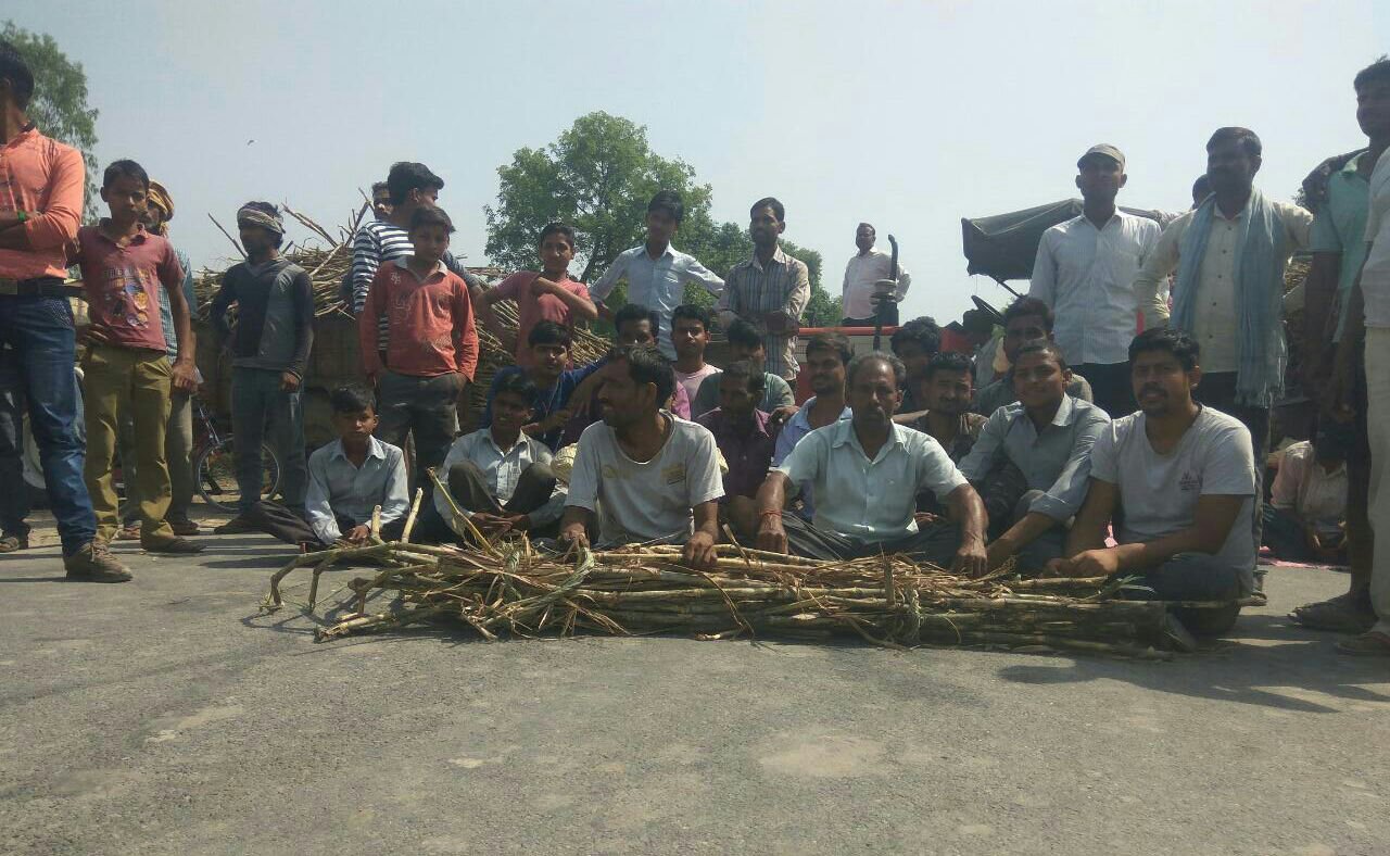 कुम्भी चीनी मिल के बबौना गन्ना सेंटर के किसानों के सब्र का बांध टूटा, पांच दिन से तौल के लिए खडी हैं ट्रैक्टर ट्रालियां, किसानों ने सडक जाम कर किया विरोध प्रदर्शन | New India Times