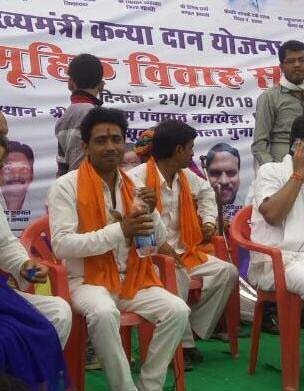 मुख्यमंत्री कन्यादान के सम्मेलन में आयोजकों द्वारा भीषण गर्मी में दिखी लापरवाही, टेंकर का गर्म पानी पीने को मजबूर हुए वर-वधू व परिजन | New India Times