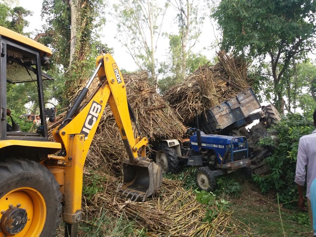 ओवर टेक करने में भिड़ीं दो ट्रालियां, एक कि मौत तीन घायल | New India Times