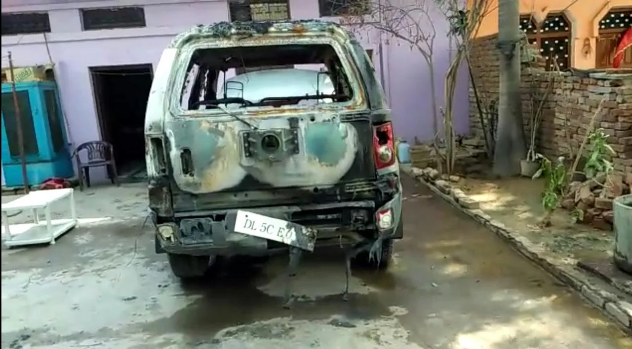 अज्ञात बदमाश ने कई कारों व बाइकों में लगाई आग, शहर में फैली सनसनी | New India Times