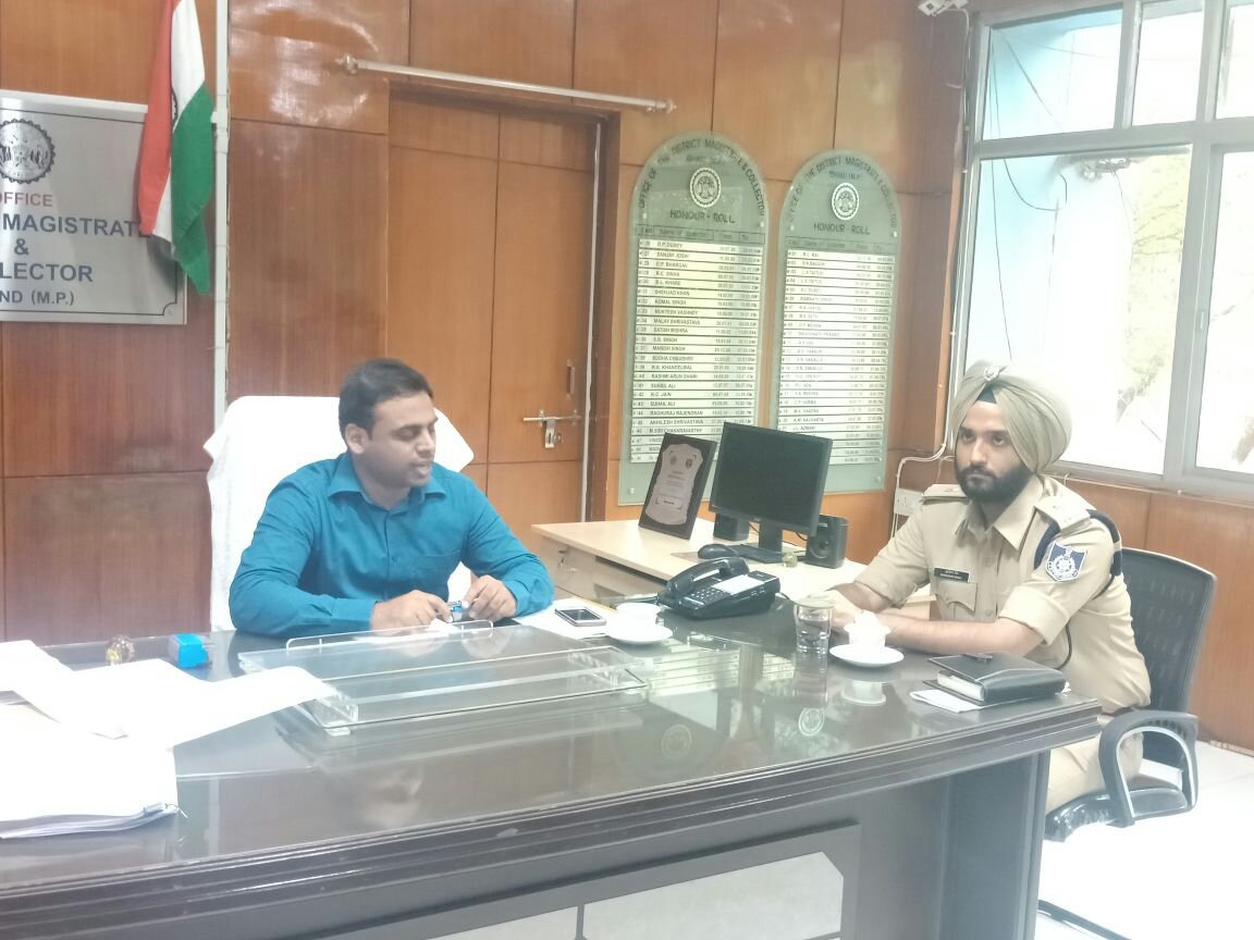 भिंड जिला अस्पताल में आरक्षक भर्ती के लिए अस्पताल के डॉक्टर्स ने लडकियों के सामने ही लडकों को अर्धनग्न करके किया मेडिकल टेस्ट  | New India Times