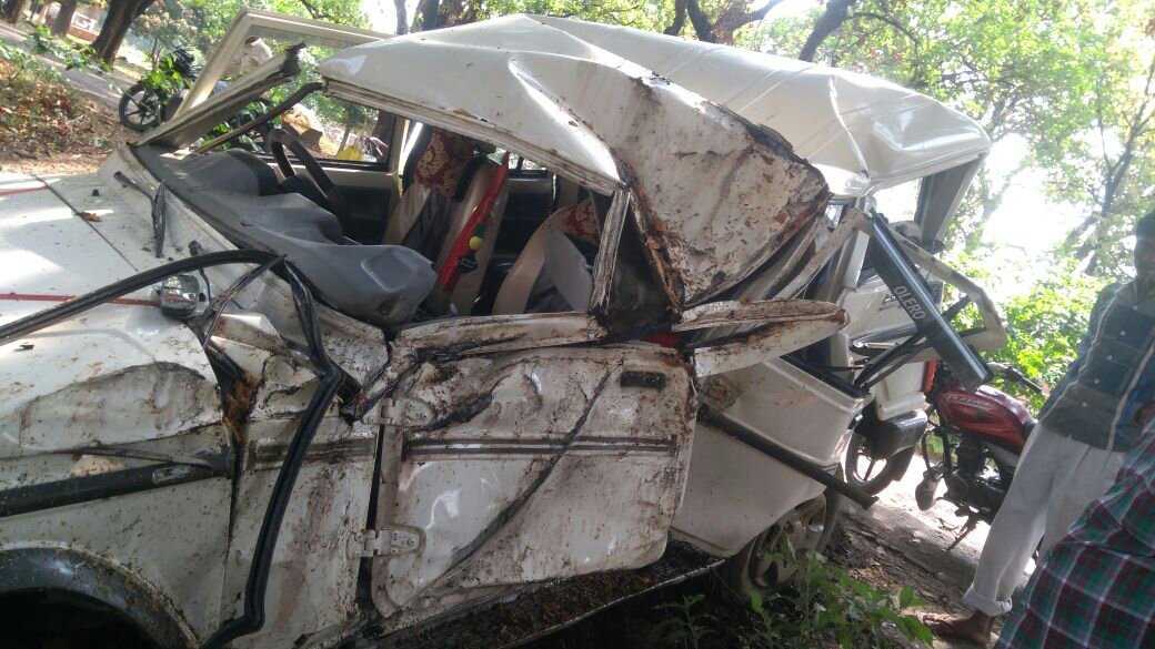 तेज़ आंधी के साथ शुरू हुई बारिश के दौरान बोलेरो गाडी पेड से टकराई, 7 घायल 3 की हालत गंभीर | New India Times