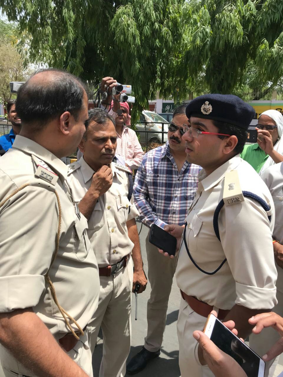टोल नाका मैनेजर को गोली मारकर बदमाशों ने लूटे 24 लाख रुपये, पुलिस पर भी की फायरिंग | New India Times