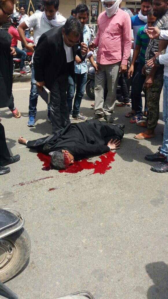 वकील को बदमाशों ने दिनदहाडे चौराहे पर मारी गोली, विरोध में वकीलों ने की हड़ताल | New India Times