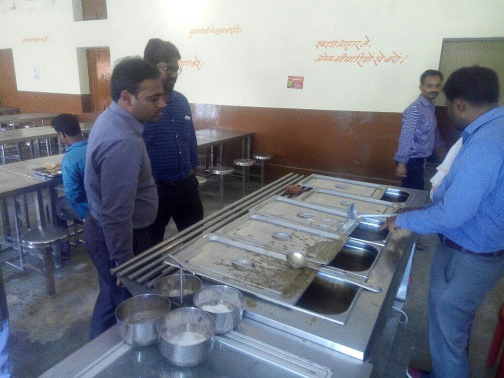 कलेक्टर डॉ. इलैया राजा टी एवं जिला पंचायत के सीईओ अनूप सिंह ने जिला मुख्यालय पर संचालित दीनदयाल रसोई की व्यवस्थाओं का लिया जायजा | New India Times