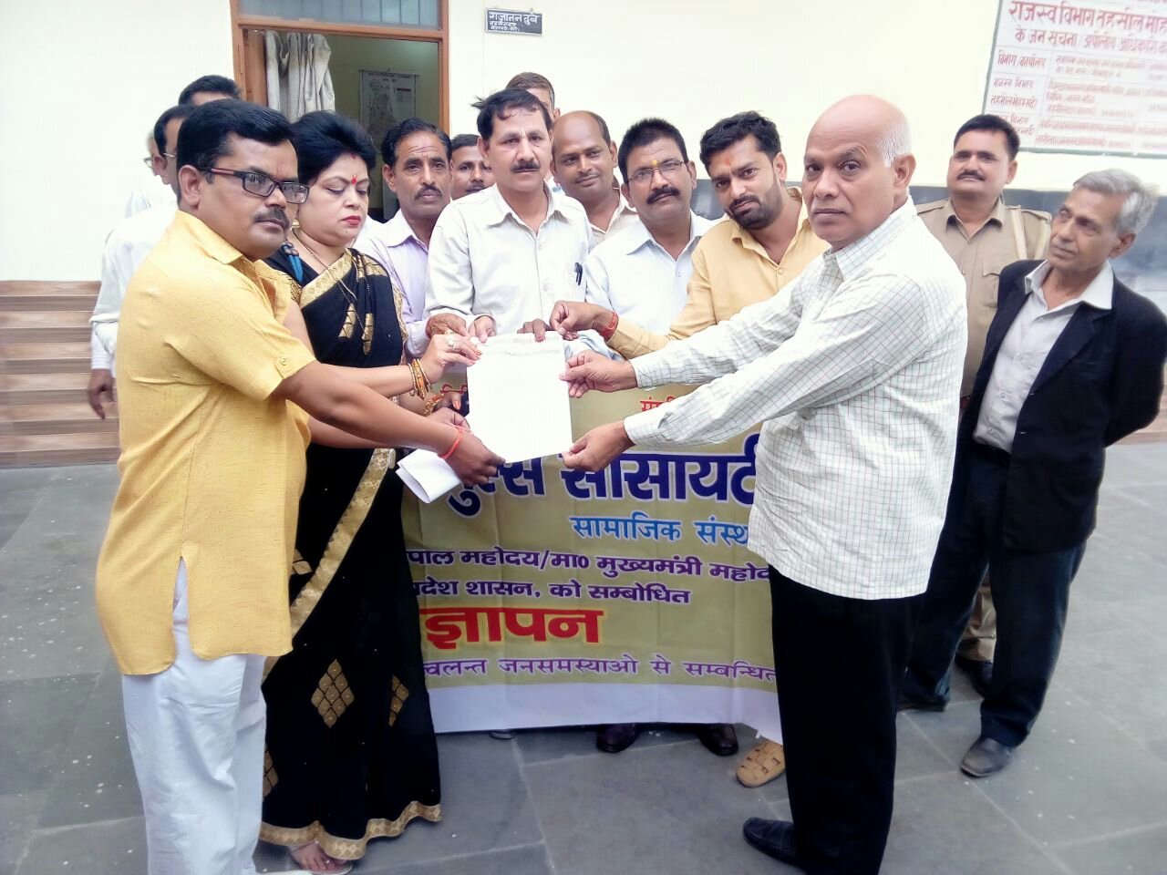 सामाजिक संस्था "सोशल पीपुल्स सोसायटी '' ने महामहिम राज्यपाल को संबोधित जल संकट, सरकारी गेहूं खरीद केंद्रों पर हो रहे भ्रष्टाचार सहित 6 सूत्रीय ज्ञापन तहसीलदार को सौंपा | New India Times