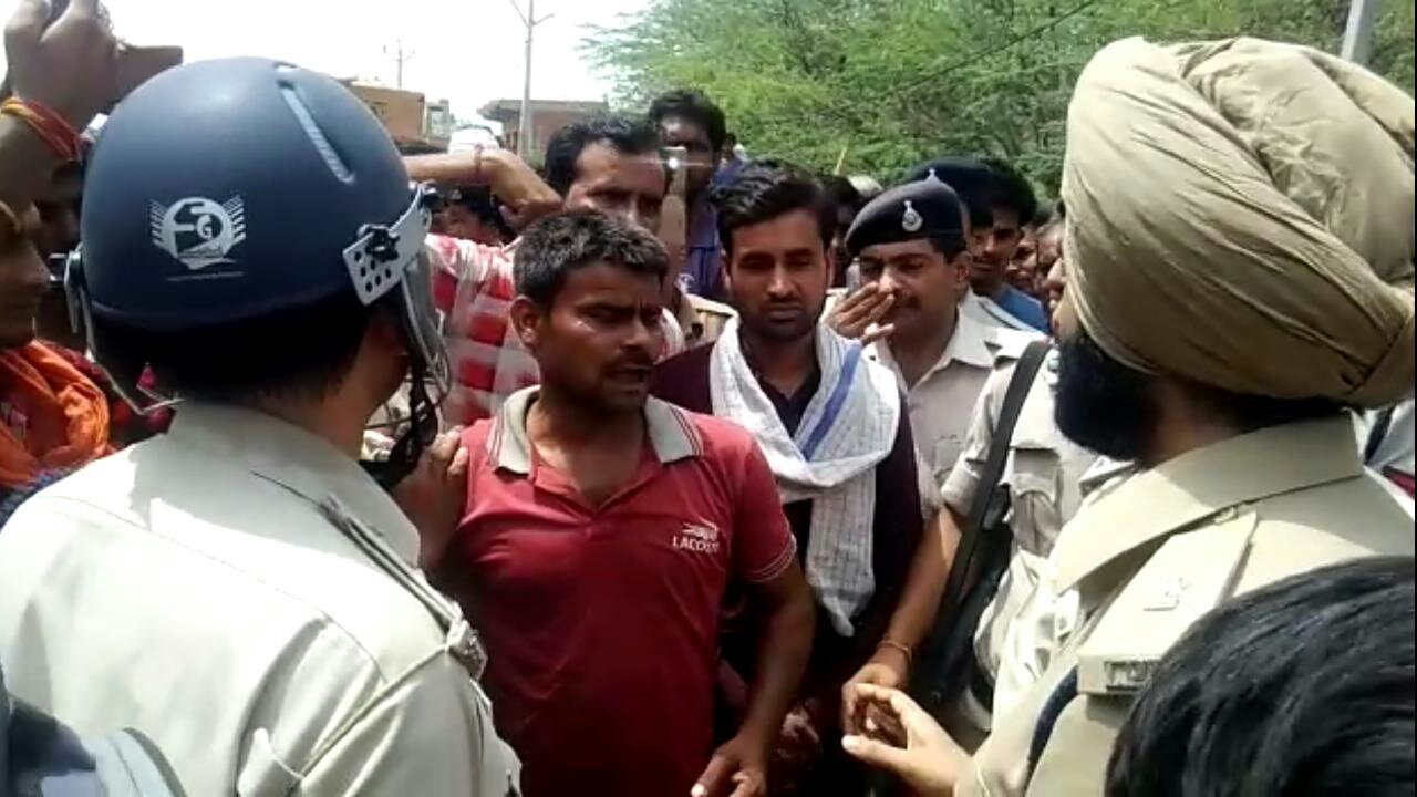 रेत से भरे ट्रक की चपेट में आने से 6 वर्षीय मासूम बच्चे की मौत, गुस्साई भीड और पुलिस के बीच हुई जमकर मारपीट, पुलिस ने की फायरिंग | New India Times