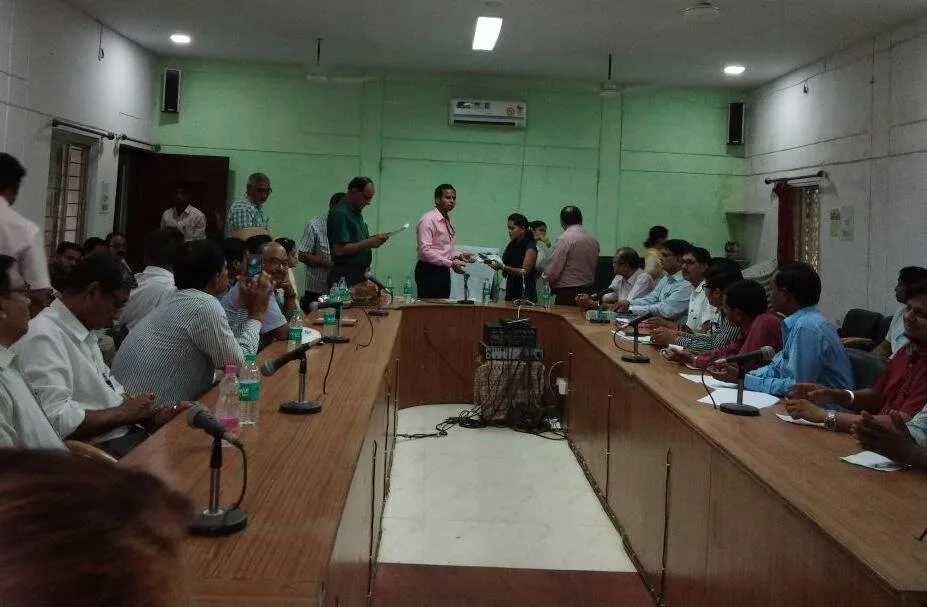 कलेक्टर श्री के.वी.एस चौधरी ने की समीक्षा बैठक, संबंधित अधिकारियों को दिए दिशा निर्देश | New India Times