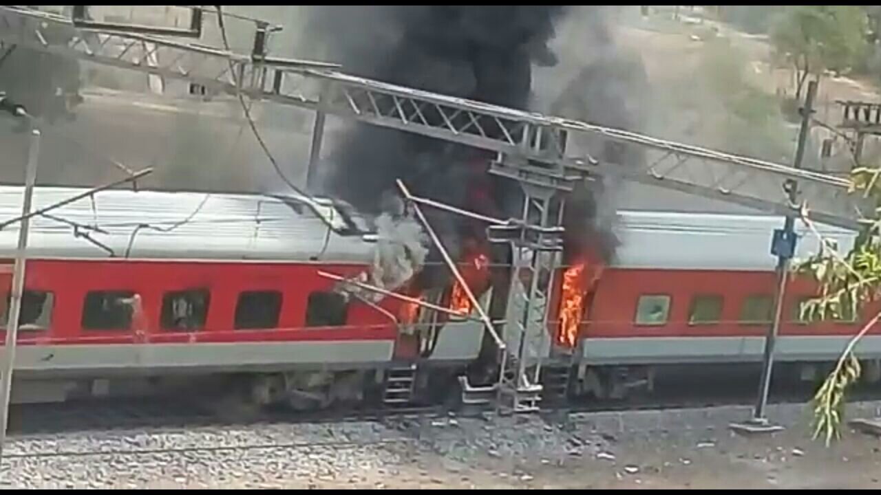 नई दिल्ली से विशाखापत्तनम जा रही ट्रेन एपी एसी एक्सप्रेस के दो एसी कोच में ग्वालियर के पास लगी आग | New India Times