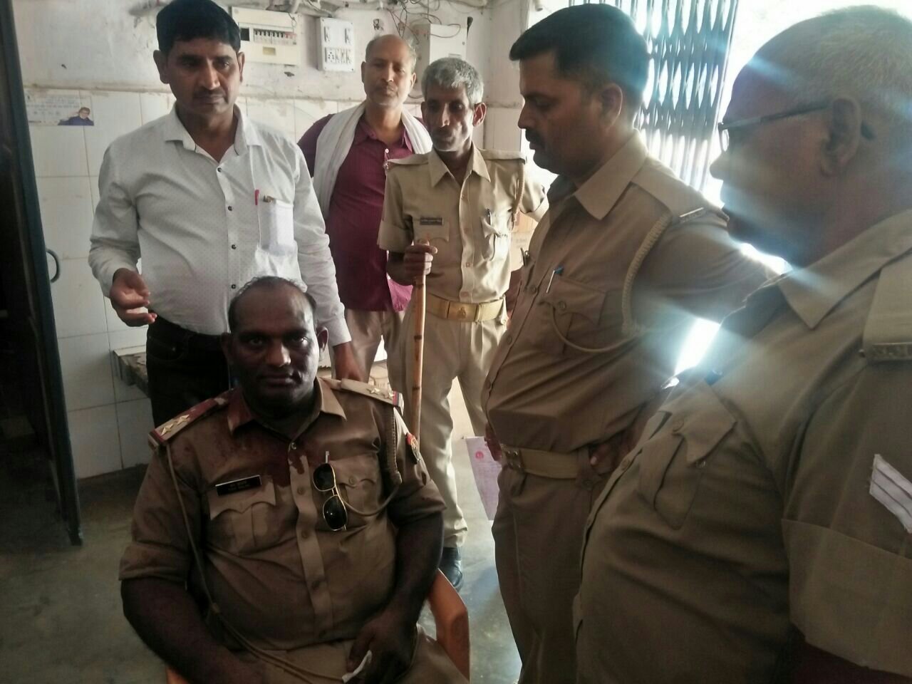 जमीनी विवाद में पहुंचे दारोगा का फटा सिर, घायल दारोगा ने पांच लोगों के खिलाफ हत्या के प्रयास का दर्ज कराया मुकदमा | New India Times