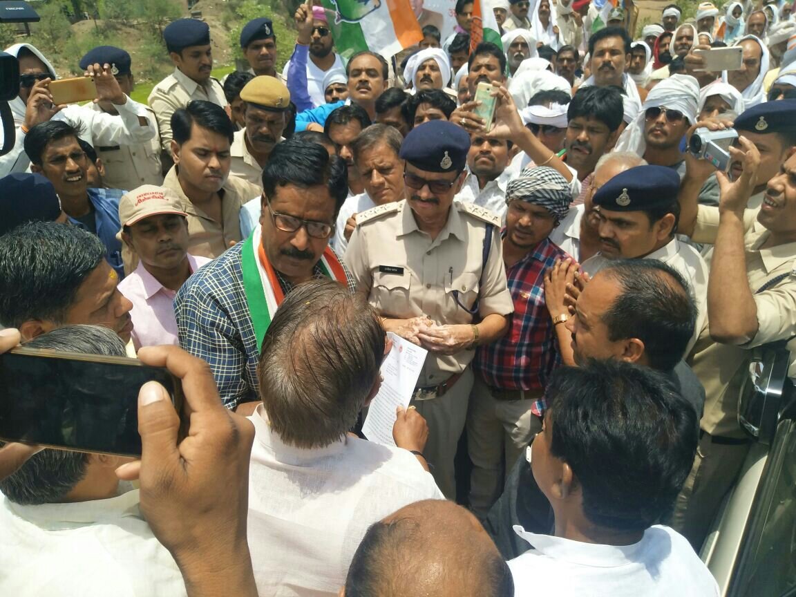 देवरी तहसील में विकास यात्रा को लेकर जनता के बीच भाजपा सरकार की योजनाओं का प्रचार प्रसार करने आए मंत्री उमाशंकर गुप्ता ने 7 करोड़ रुपए की लागत से होने वाले निर्माण कार्य का किया शिलान्यास | New India Times