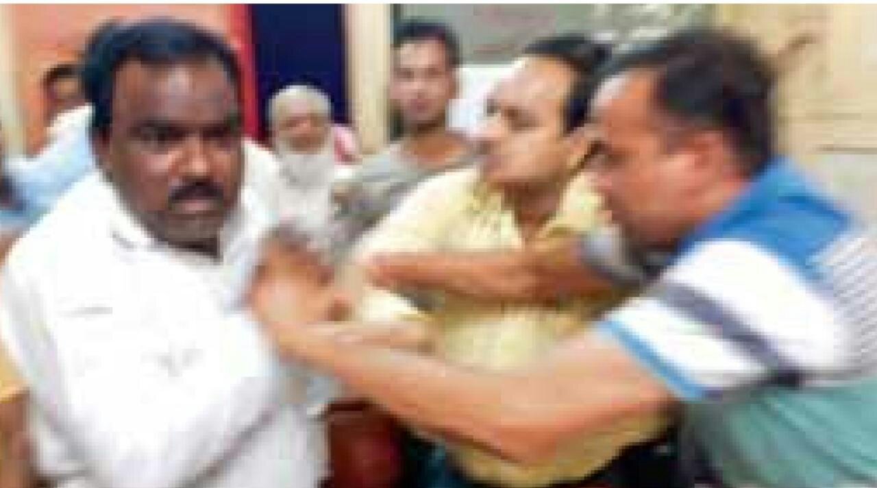 डबरा नगरपालिका कार्यालय में पार्षद रामेश्वर साहू और जलप्रदाय प्रभारी हरपाल सिंह के बीच हुई हाथापाई | New India Times