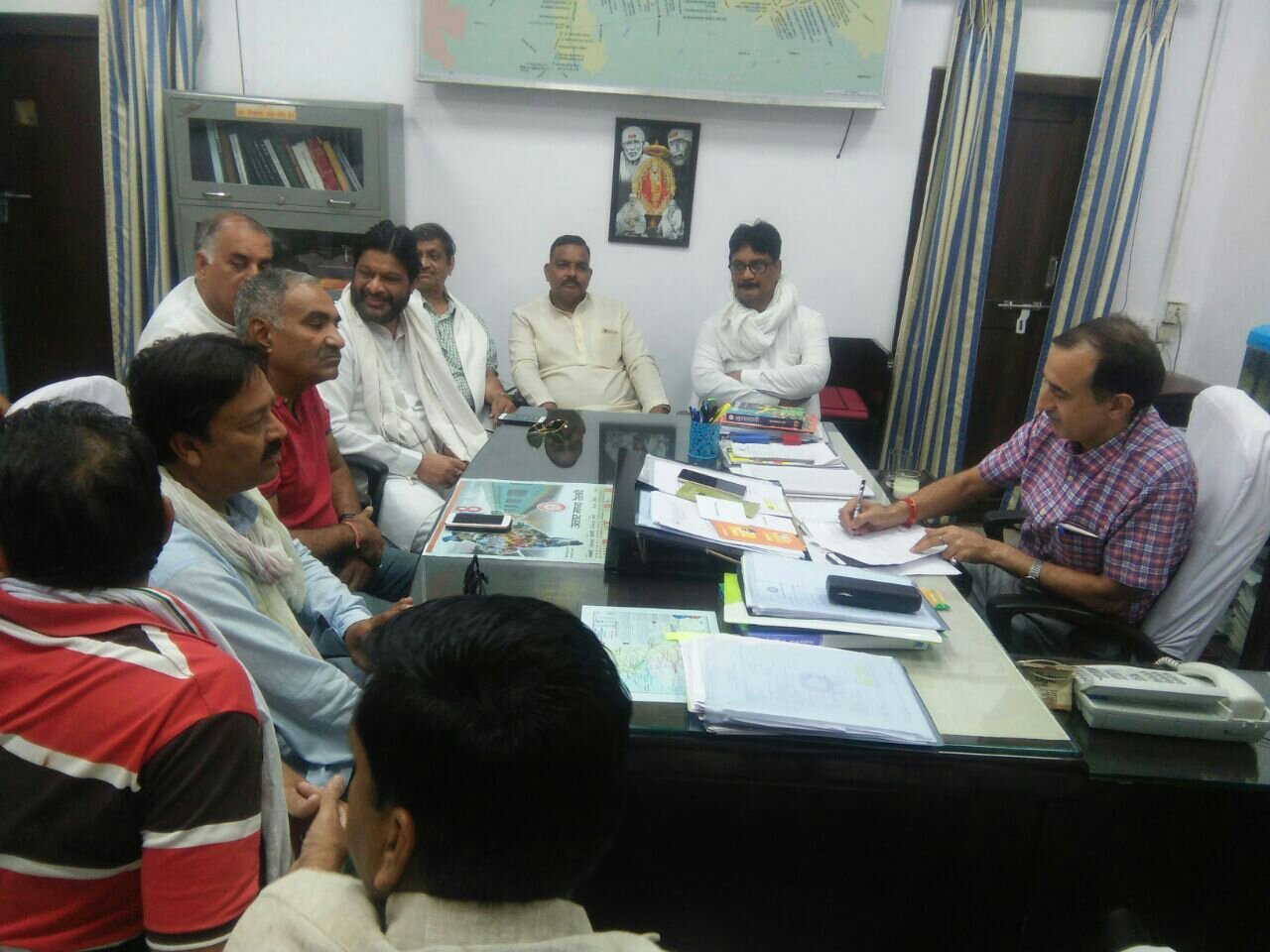 पूर्व केंद्रीय मंत्री प्रदीप जैन "आदित्य" के नेतृत्व में प्रतिनिधि मण्डल एडीआरएम झाँसी से मिल कर बुन्देलखण्ड एक्सप्रेस के रद्द किए जाने पर आपत्ति दर्ज कराने पर पुनः ट्रेन चलाने का जारी हुआ आदेश | New India Times