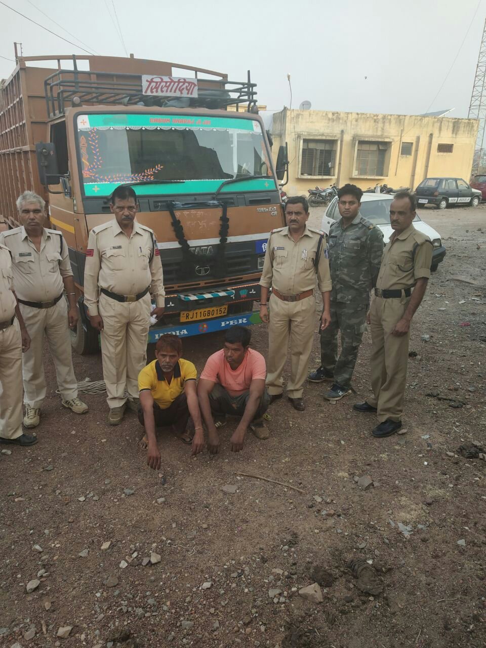 अवैध रूप से कटने जा रही 16 भैंसे, 8 पड़े एवं 3 पड़िया व ट्रक सहित दो आरोपी गिरफ्तार | New India Times