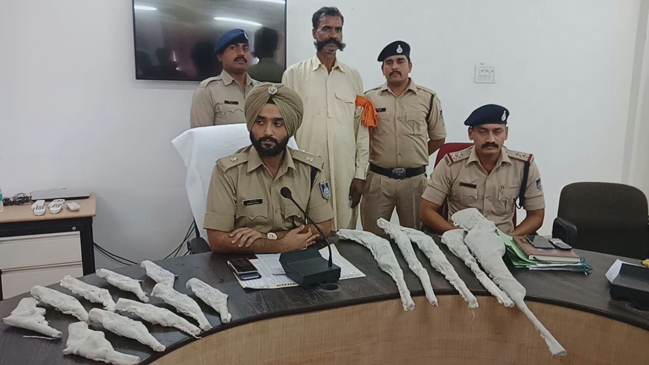 अवैध हथियारों के साथ हथियार तस्कर गिरफ्तार, बडी संख्या अवैध हथियार बरामद | New India Times