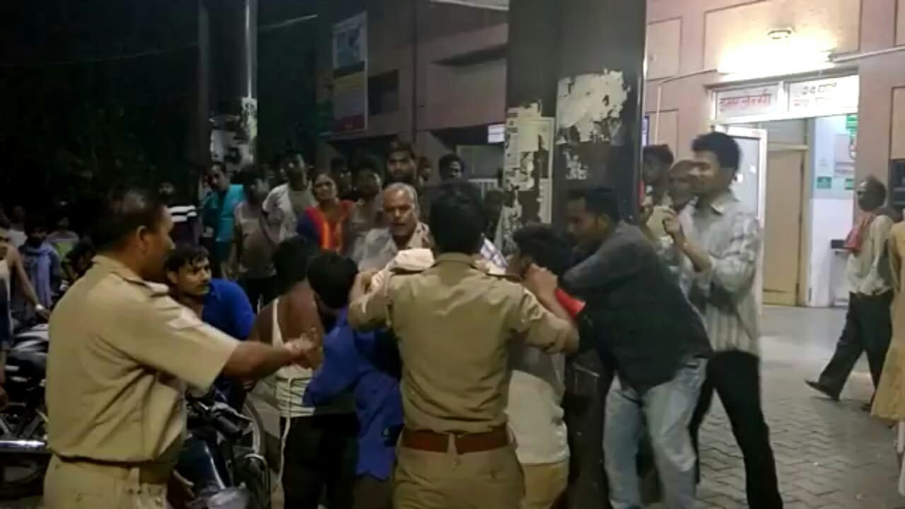 जिला अस्पताल बहराइच में दिखी डॉक्टर की दबंगई, मरीज को दर्द का इंजेक्शन लगाने की बात कहने पर डॉक्टर ने सहयोगियों के साथ मिलकर युवक की जमकर पिटाई, बचाने गये पुलिस कर्मियों के साथ भी डॉक्टर ने की बदसलूकी | New India Times