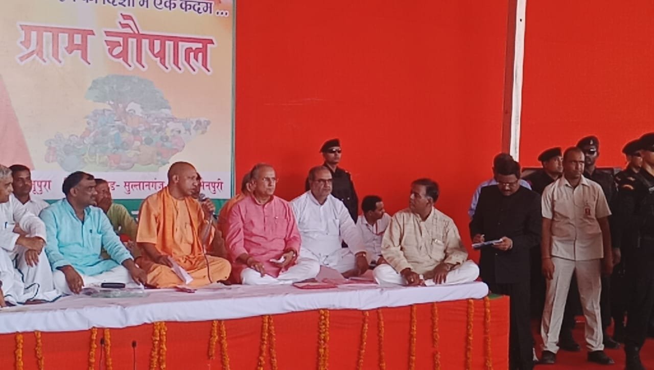 मुख्यमंत्री योगी आदित्यनाथ ने ललूपुरा गांव में चौपाल लगा कर सरकार की योजनाओं को जनता तक पहुंचाया व लोगों की समस्याओं को सुना | New India Times