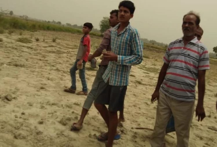 वन विभाग की जमीन खाली कराने गई टीम को ग्रामीणों ने दौड़ा-दौड़ाकर पीटा, रेंजर समेत कई वन कर्मी जख्मी | New India Times