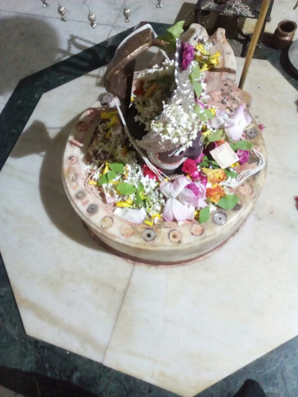 प्राचीन भोलेनाथ के मंदिर में घुसे सिक्का चोर को पकड़ कर लोगों ने किया पुलिस के हवाले | New India Times