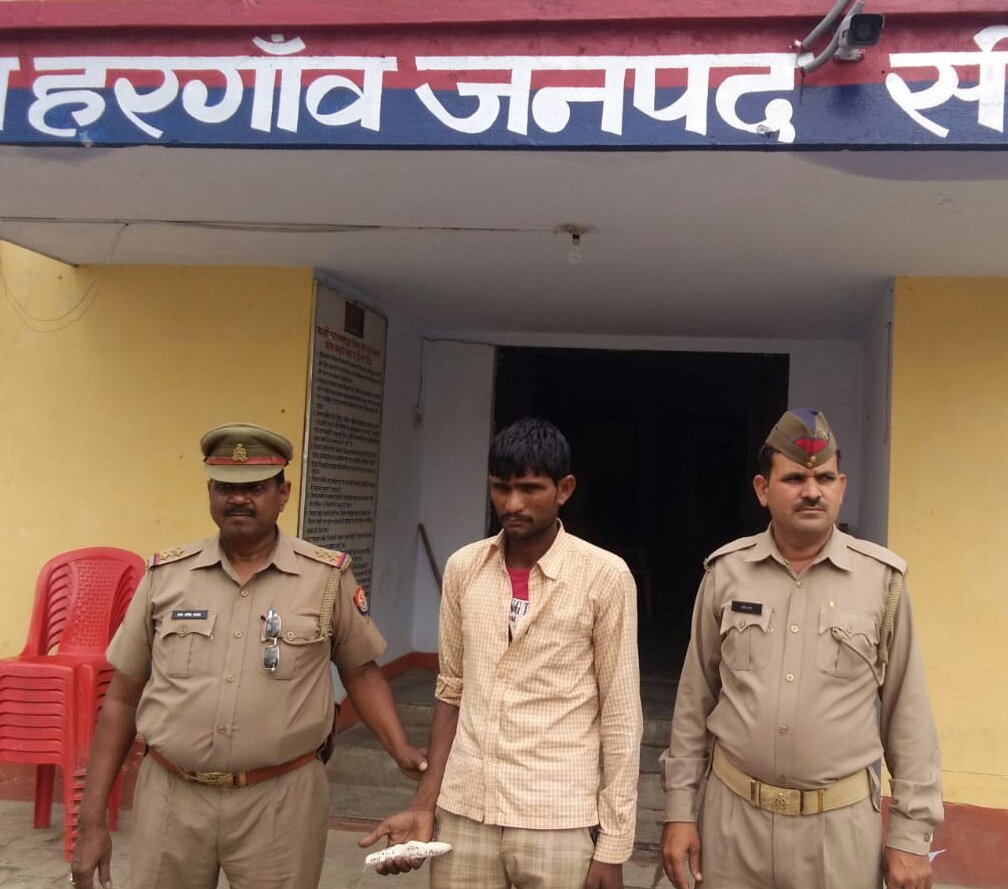 प्राचीन भोलेनाथ के मंदिर में घुसे सिक्का चोर को पकड़ कर लोगों ने किया पुलिस के हवाले | New India Times