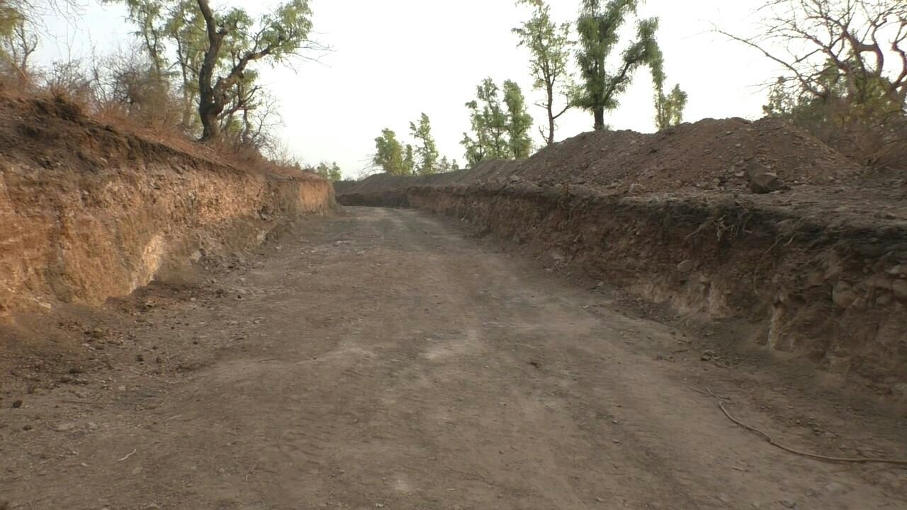 अनाधिकृत रूप से वन जमीन खोद कर मोड दिया नदी का प्रवाह, एसडीओ - आरएफओ पर मिलीभगत का आरोप | New India Times