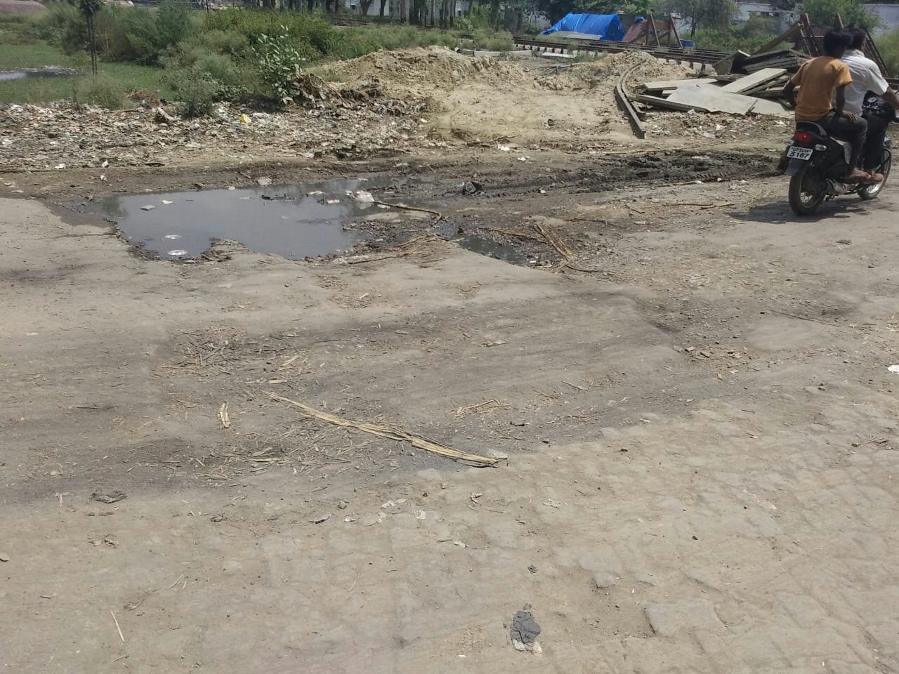 विकास खण्ड हरगांव के सामने बनी गढ्ढा युक्त मुख्य सडक किसी अनहोनी को दे रही दावत | New India Times