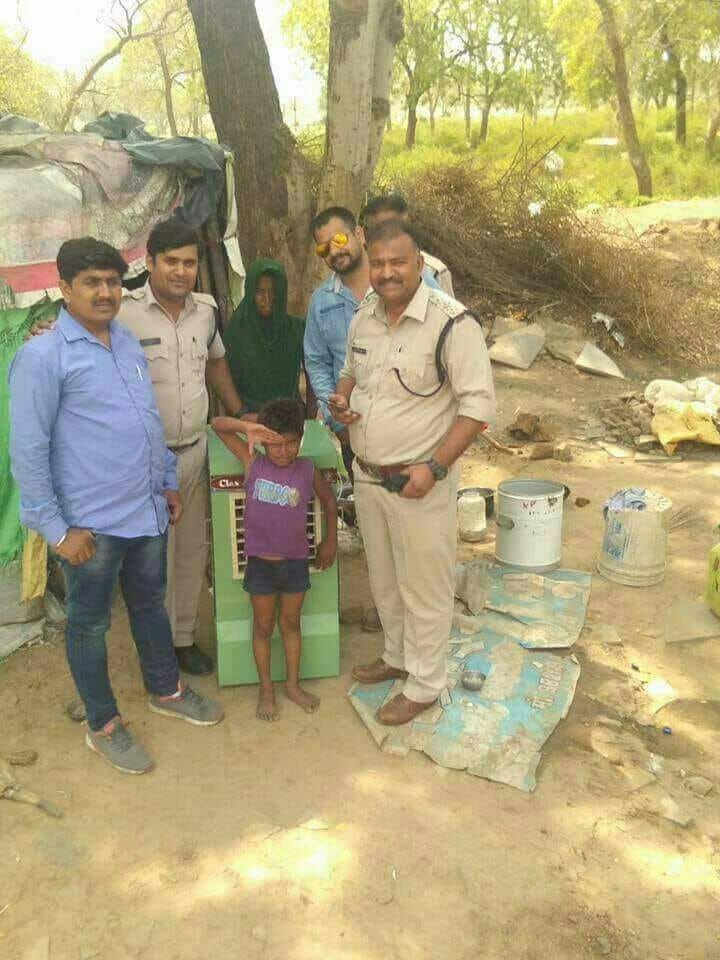 पुलिस कर्मियों ने गर्मी से परेशान गरीब परिवार को भेंट की कूलर | New India Times