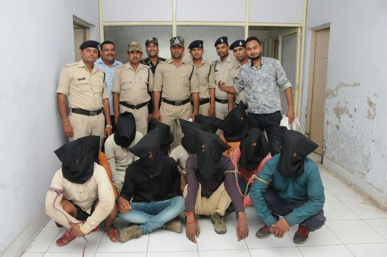 डकैती की योजना बना रहे 11 शातिर बदमाश हुए गिरफ्तार, पुलिस ने 27 चोरी व पांच लूट की वारदातों का खुलासा करते हुए हथियारबंद बदमाशों से 17 लाख रुपए का माल किया बरामद | New India Times